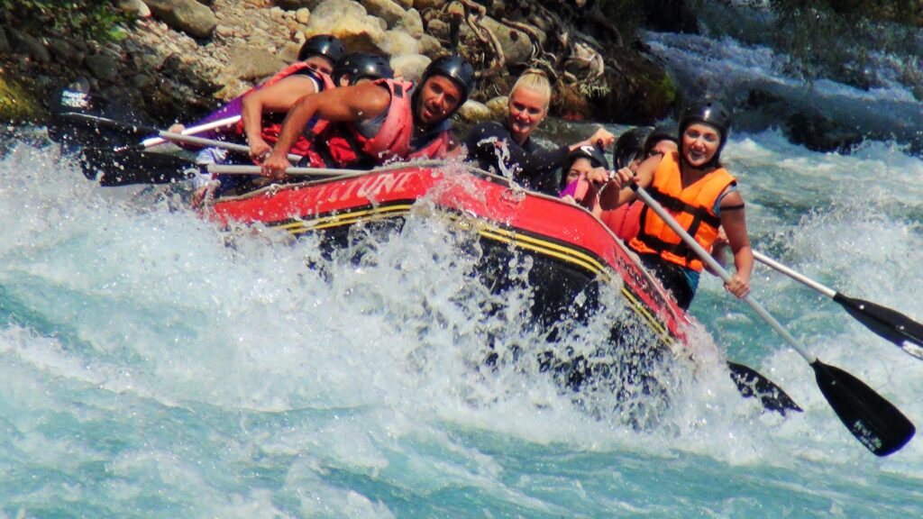 Rafting botları, köpüklü suyun üzerinden geçerken heyecan ve adrenalin dolu anlar yaşanır.