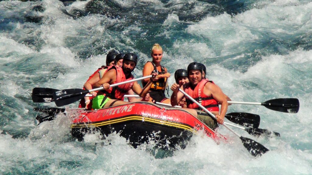 Rafting botları, akıntının hızına meydan okurken, doğanın güzelliklerini keşfetmek için ilerlerler.