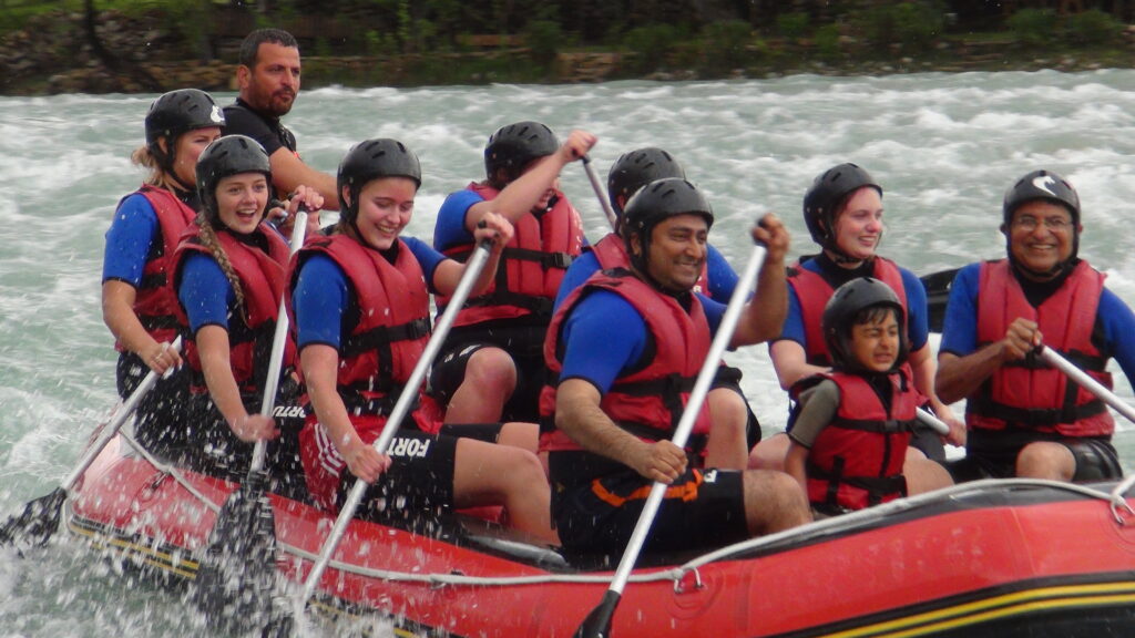 Rafting botları, dalgalı sularda yüzerek, nehrin akışını takip eder.