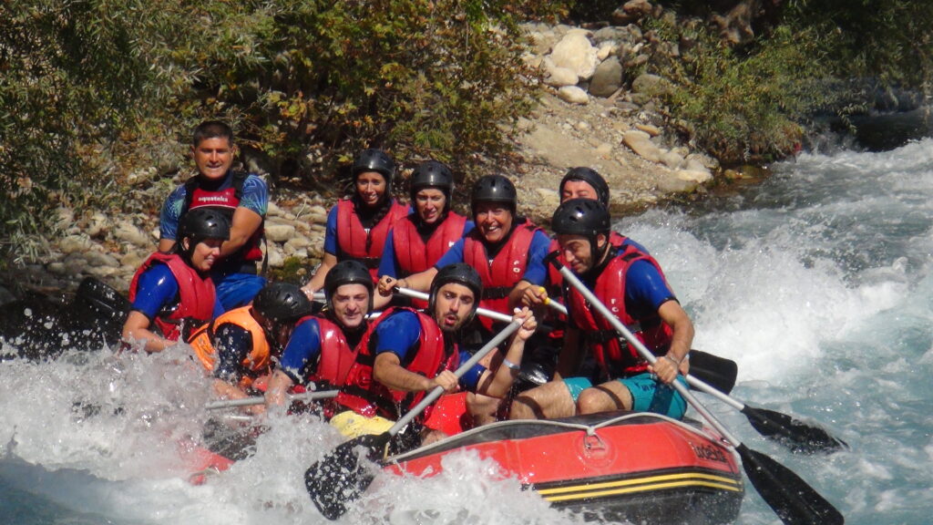 Rafting botları, sakin ve hızlı bölümleri geçerken, katılımcılar eğlenceli anlar yaşar.